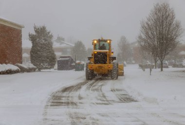 Birkaç kamyon araba için asfaltı temizliyor.