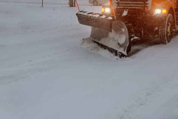 Equipamiento municipal quitando nieve al aire libre limpiando carreteras en invierno — Foto de Stock