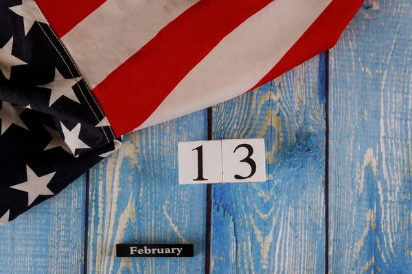 13 Şubat takviminde güzel sallanan yıldız ve çizgili Amerikan bayrağı eski ahşap tahtada. — Stok fotoğraf