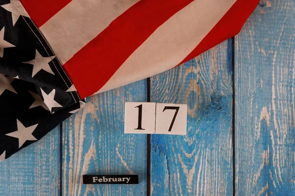 17 Şubat takviminde güzel sallanan yıldız ve çizgili Amerikan bayrağı eski ahşap tahtada. — Stok fotoğraf