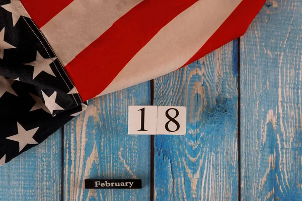 18 Şubat takviminde güzel sallanan yıldız ve çizgili Amerikan bayrağı eski ahşap tahtada. — Stok fotoğraf