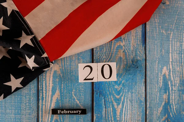 20 Şubat takviminde güzel sallanan yıldız ve çizgili Amerikan bayrağı eski ahşap tahtada. — Stok fotoğraf