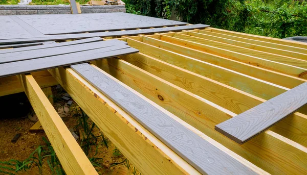 Um novo deck de madeira em construção. Está no convés. . — Fotografia de Stock