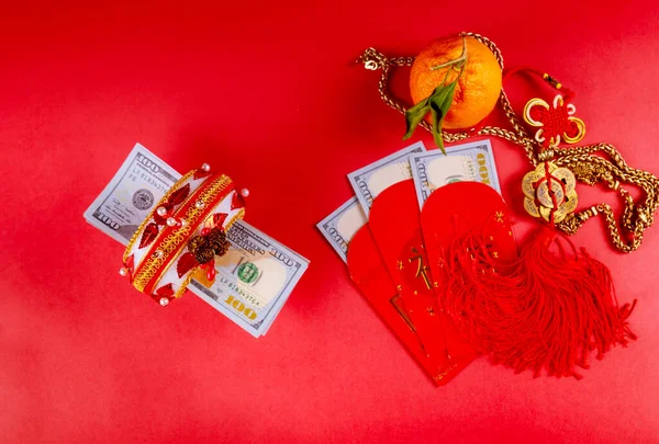 Top ver accesorios Año Nuevo chino festival decoraciones de mandarinas hoja paquete rojo y dinero en dólares — Foto de Stock