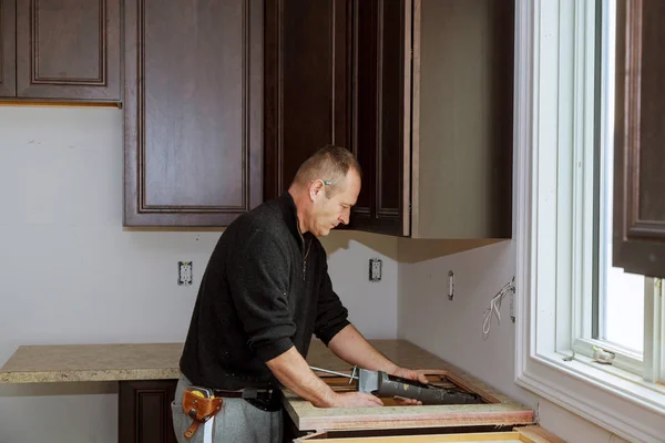 Bancone in cucina, falegname che installa armadi — Foto Stock