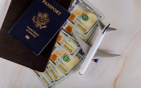 Σχεδιασμός σημειωματάριο με αμερικανικό διαβατήριο αεροπλάνο, διακοπές, δολάρια ΗΠΑ χαρτονομίσματα, διακοπές αεροπλάνο — Φωτογραφία Αρχείου
