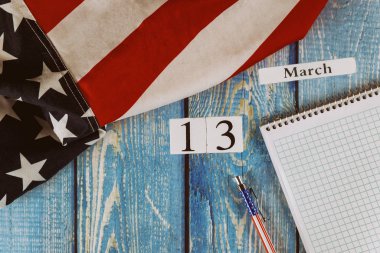 13 Mart takvim günü Amerika Birleşik Devletleri bayrağı boş not defteri ve kalem ile özgürlük ve demokrasi sembolü ofis tahtası üzerinde