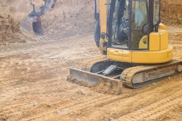 Lugar de trabajo excavadora de construcción en obras de cimentación — Foto de Stock