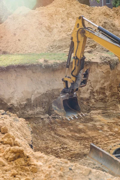 Excavadora industrial en la construcción de una fundación subterránea con excavadora — Foto de Stock