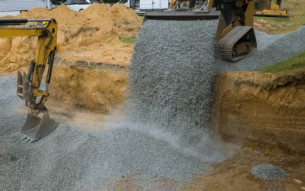 Construcción de obras de excavadora de cimentación en un pozo de grava carga de piedra — Foto de Stock