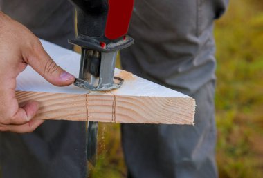 Elektrikli testere talaşı kullanarak odun kesmek.