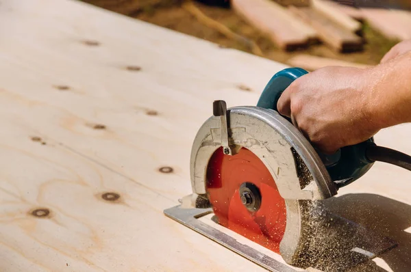 Handyman corte de madeira compensada em serra circular — Fotografia de Stock