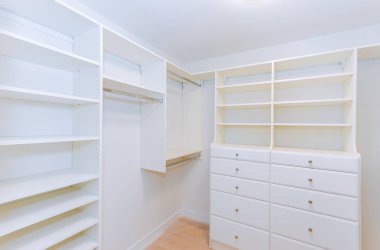 Ev yeni bir daire ile raflar montajı