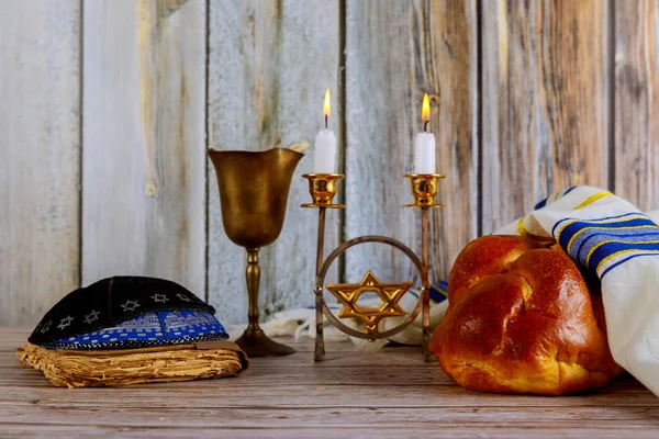 Šabat s challákem s chlebem na dřevěné stolní svíčky a šálek vína. — Stock fotografie
