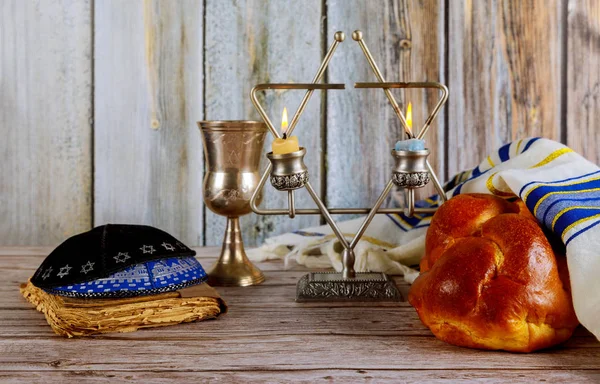 安息日犹太节日沙拉面包和烛台在木桌上 — 图库照片