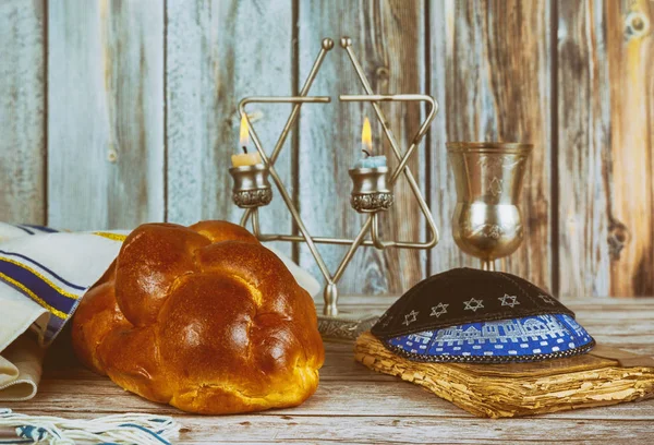 Shabbat com pão chalá em velas de mesa de madeira e xícara de vinho . — Fotografia de Stock