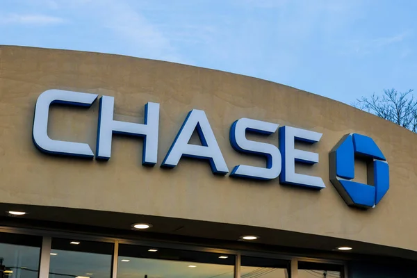 Kantor JPMorgan Chase di gedung cabang dengan logo Chase Bank Sign — Stok Foto