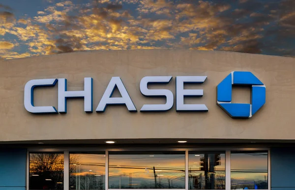 Fachada de Chase Bank com pôr do sol os raios em Nova York, EUA . — Fotografia de Stock