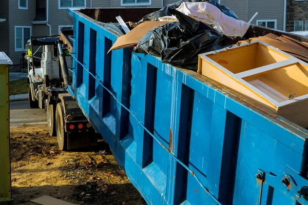 Wysypisku śmieci, recykling odpadów i śmieci na śmiecie w pobliżu nowe budowy domy mieszkalne, budynek — Zdjęcie stockowe