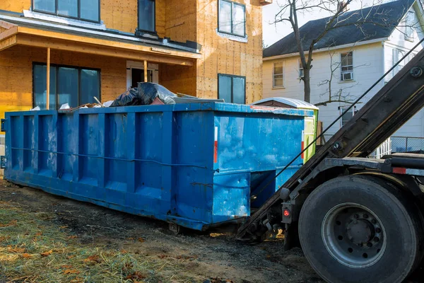 ゴミでいっぱいのコンテナゴミ捨て場のリサイクル — ストック写真