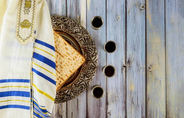 Pészah matzoh zsidó ünnep kenyér kiddush négy csésze bor és tallit — Stock Fotó