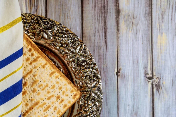 Pesah judía celebrando, matzoh y plato de seder tradicional con talit —  Fotos de Stock