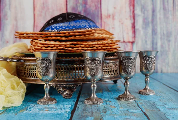 Yahudi Pesah bayramı mayasız ekmek matzoh dört bardak şarap ve kipah — Stok fotoğraf