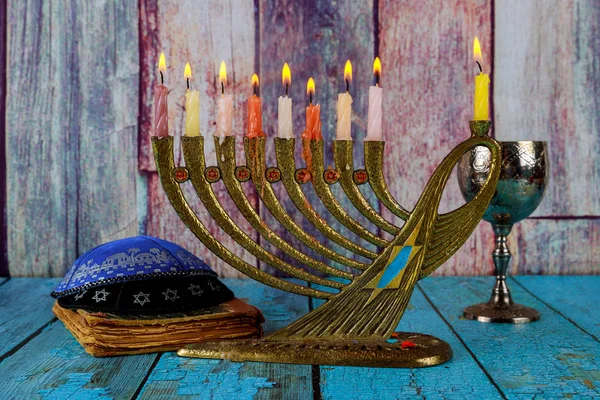 Chanukah ljus alla en judisk symbol med kosher vin firande och kipah — Stockfoto