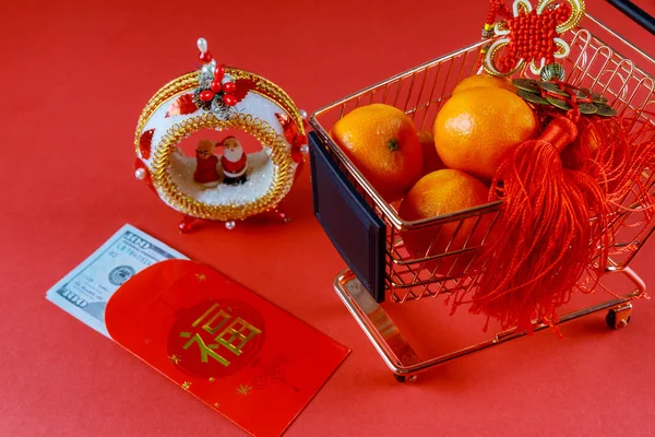 Yin chino y talismán yang en paquete de dinero rojo Ang Pau, decoraciones chinas de año nuevo, mandarinas y dinero en dólares estadounidenses — Foto de Stock