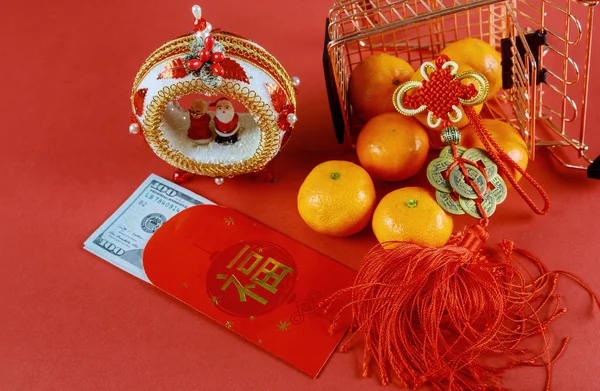 Celebra el año nuevo chino con fruta naranja y sobre rojo Ang Pau por dinero de EE.UU. — Foto de Stock