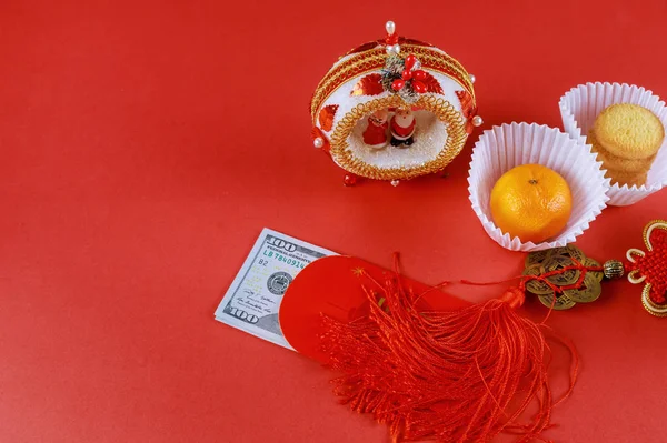 Año nuevo chino decoración símbolo ornamento Ang Pau dinero paquete sobre fondo rojo — Foto de Stock
