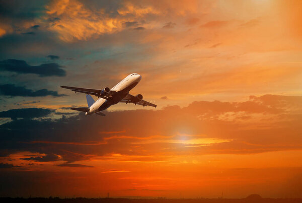 Самолет в небе в драматический закат и восход солнца небо
.