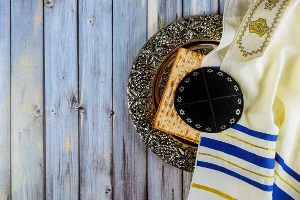 Matzoh jewish passover bread in the traditional seder plate with kipah and tallit — Stock Photo, Image