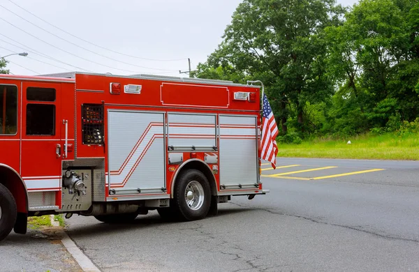 Löschfahrzeuge und Feuerwehr im Einsatz — Stockfoto