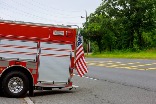 Primer plano trasero del camión de bomberos rojo reflectante brillante —  Fotos de Stock
