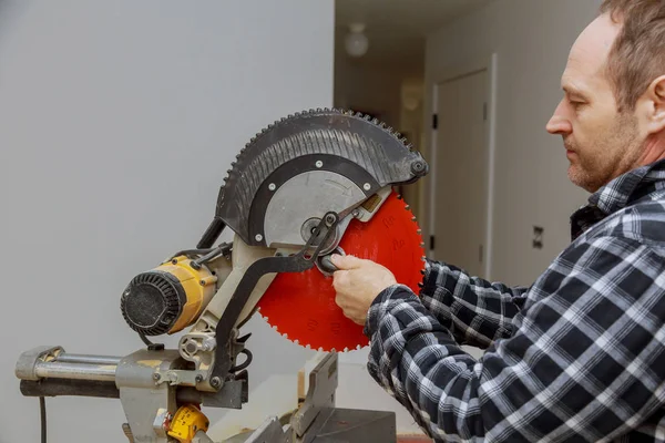 Preparación reemplazar una sierra en una sierra circular eléctrica —  Fotos de Stock