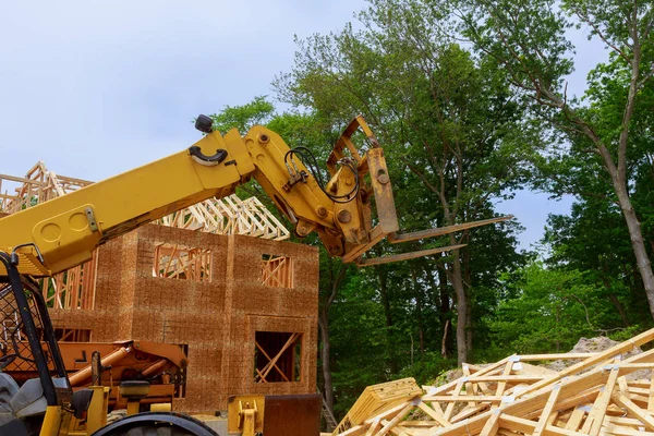 ブームトラックフォークリフトに対する新しい建設ホームフレーミング — ストック写真