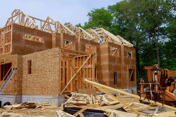 Carretilla elevadora Boom en la viga de marco de una casa nueva en construcción —  Fotos de Stock