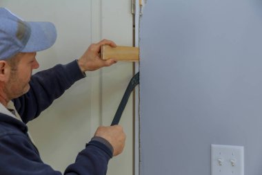 Kurulum iç kapı ahşap işçilerinin elleri