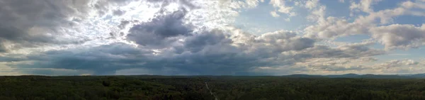 Une route rurale avec ciel bleu et nuages journée ensoleillée dans le paysage de montagne — Photo