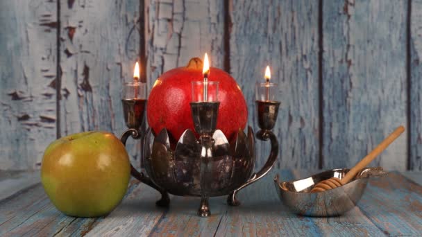 Honey, apple and pomegranate traditional holiday symbols rosh hashanah jewesh holiday — Stock Video