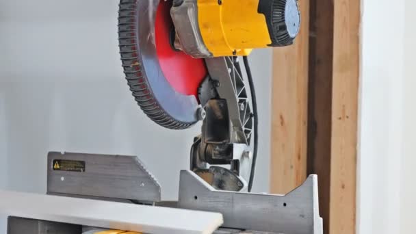 Carpinteiro trabalhando com serra circular rotativa de corte de madeira rodapé — Vídeo de Stock