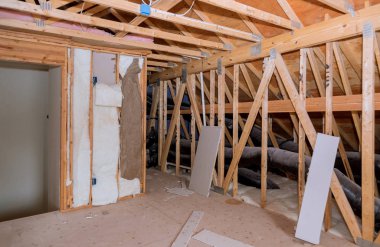 Tavan arasındaki havalandırma boruları yalıtım malzemesi.