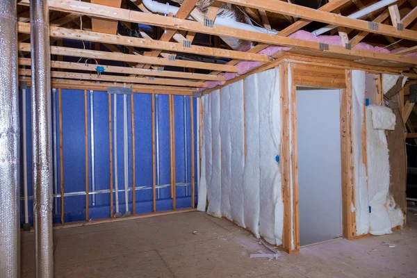Empty attic with unfinished dwelling house thermal insulation under the roof — Stock Photo, Image