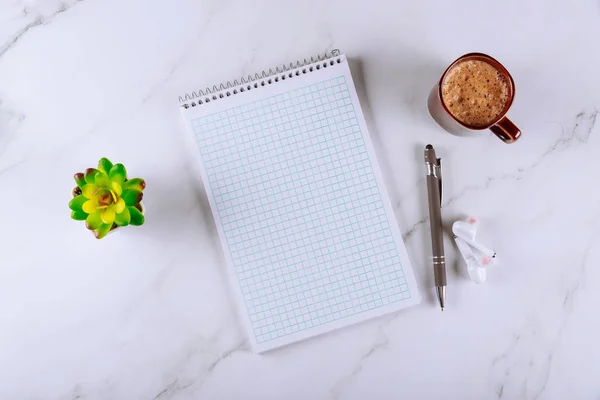Cuaderno con taza de café y bolígrafo — Foto de Stock