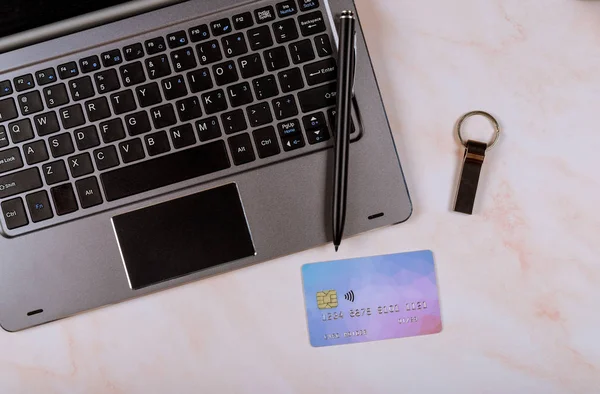 Trabalhando com laptop no teclado fechar o pagamento on-line de negócios usando cartão de crédito — Fotografia de Stock