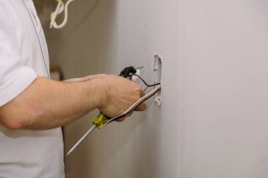 Elektrik prizleri kurulumunda profesyonel eller.