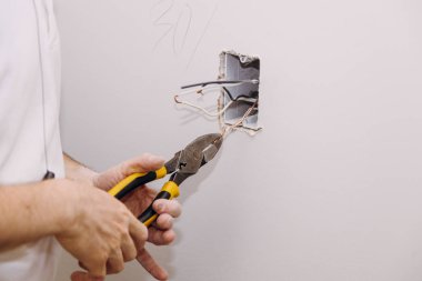 Yeni elektrik kurulumu, soket kutusu, elektrik prizleri bağlantısı alçı taşı duvarları için alçı tahta alçıpan yerleştirildi