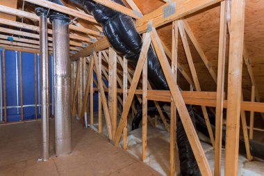 Ahşap kirişli bir çatı boru ısıtma sistemi kuruluyor