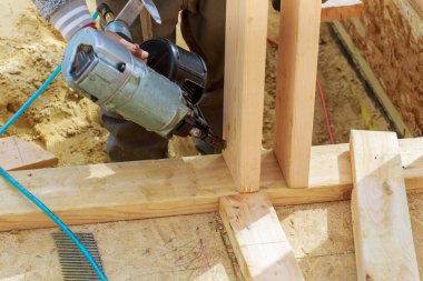 İnşaat evinin yeni inşaatı zemini çerçeveledi